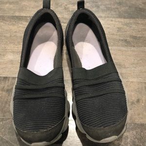 Super comfy black everyday sneakers